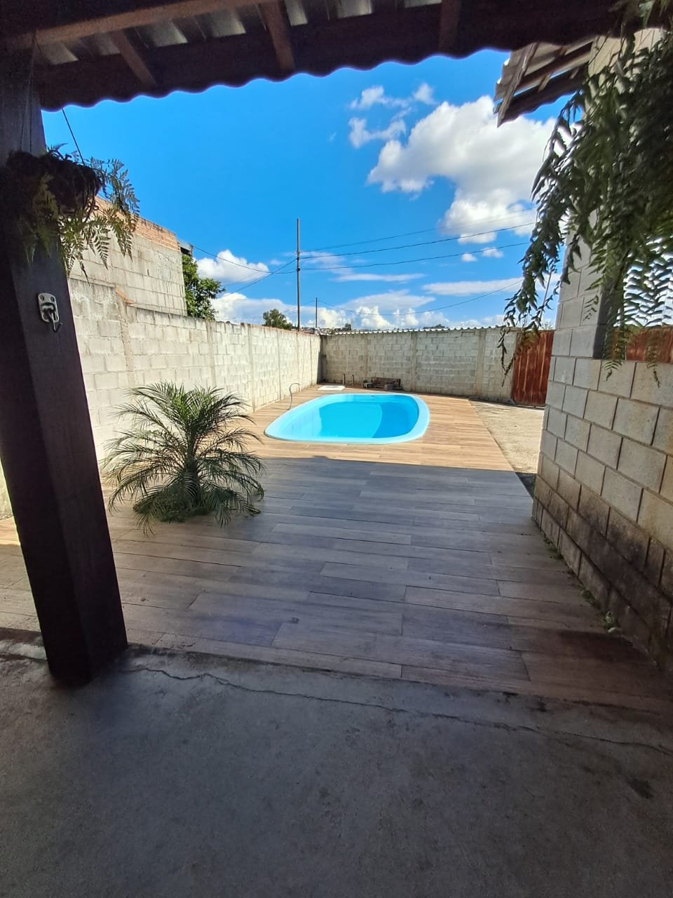 Vista da varanda para a piscina e o jardim