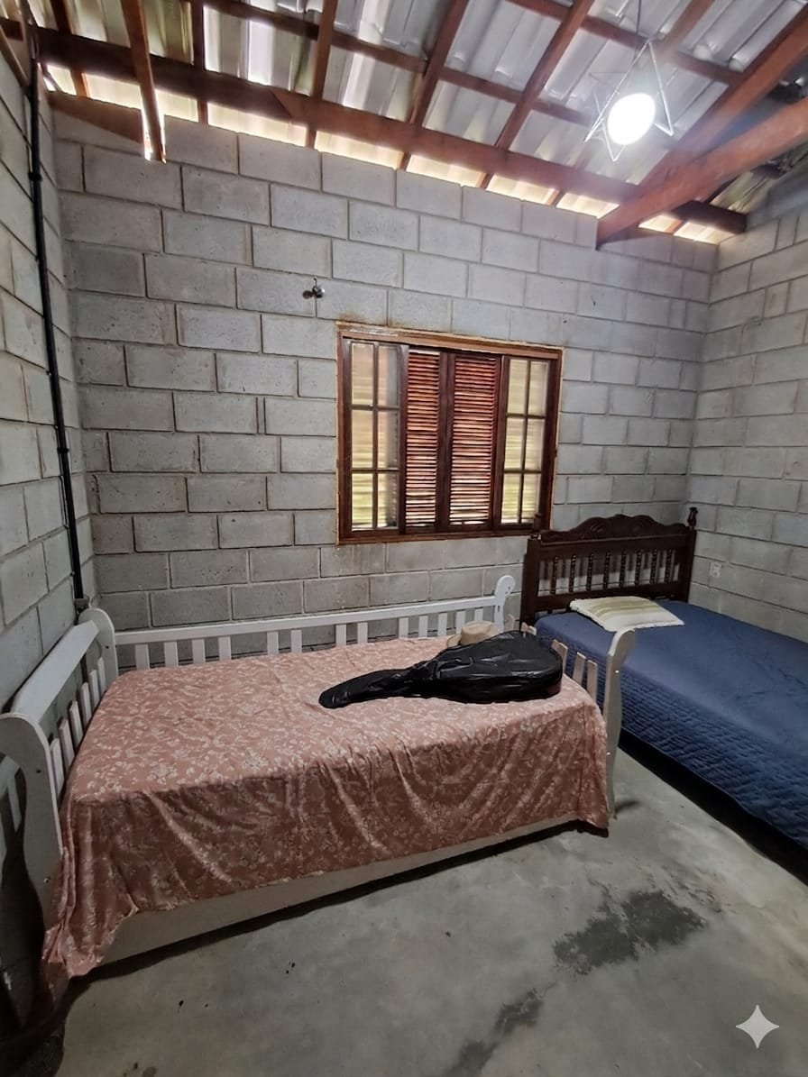 Quarto com janela ampla e boa iluminação